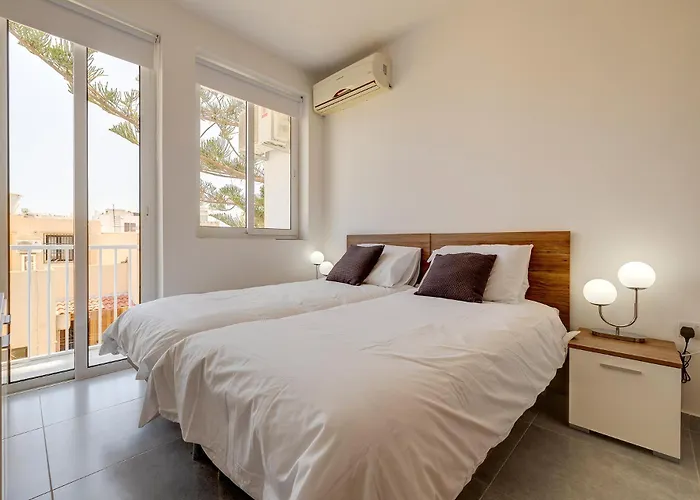 Contemporary 3br Retreat In Prime 아파트 슬리에마